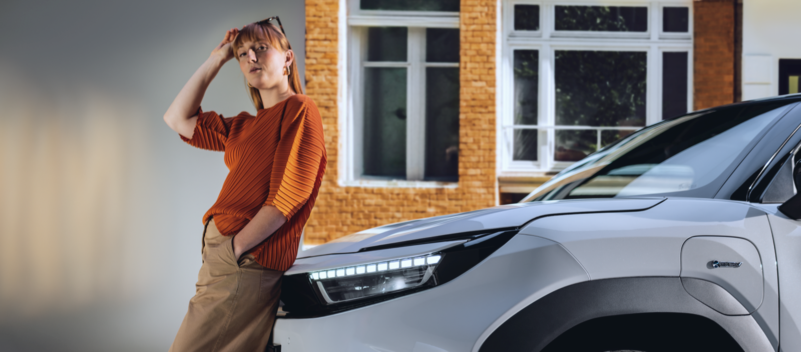 Mulher com um carro Toyota, do serviço de subscrição de veículos da Kinto Portugal